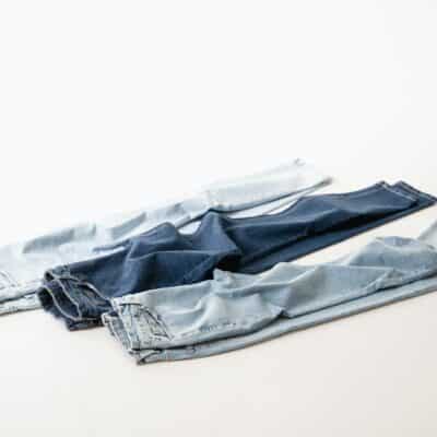 Het Geheim Achter Afgevende Spijkerbroeken: Waarom Vlekken op Je Kleding Verschijnen